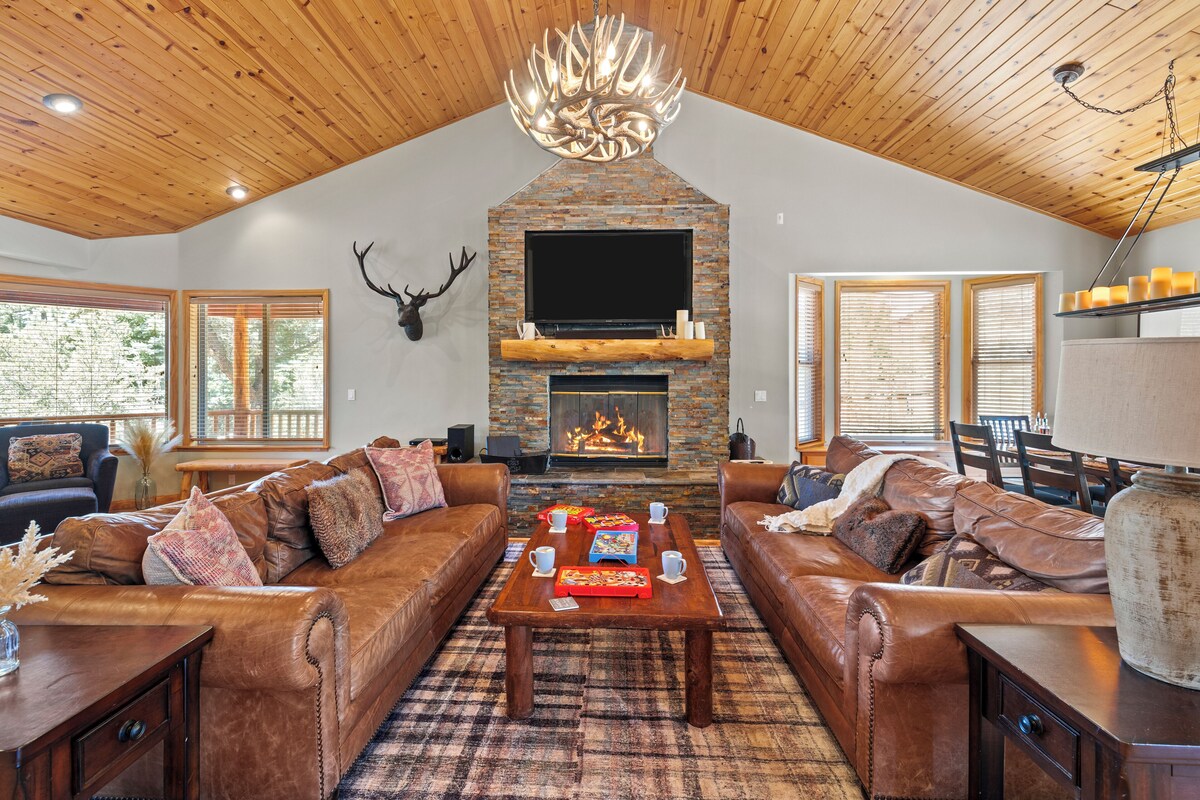 Photo 4 of 2mins to the Lake + Pool Table | Castle Glen Estate Neighborhood | Linaker Lodge