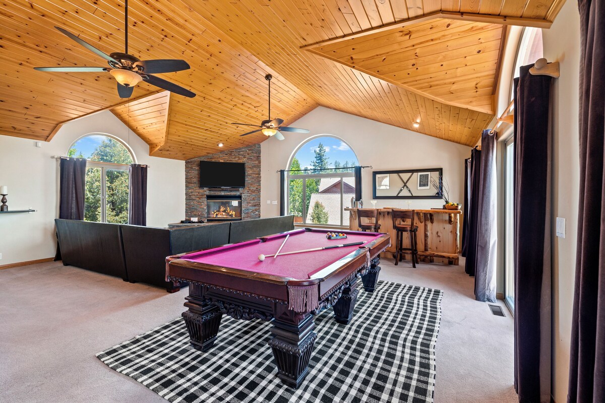 Photo 3 of 2mins to the Lake + Pool Table | Castle Glen Estate Neighborhood | Linaker Lodge