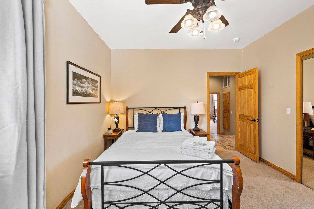 Photo 25 of 2mins to the Lake + Pool Table | Castle Glen Estate Neighborhood | Linaker Lodge
