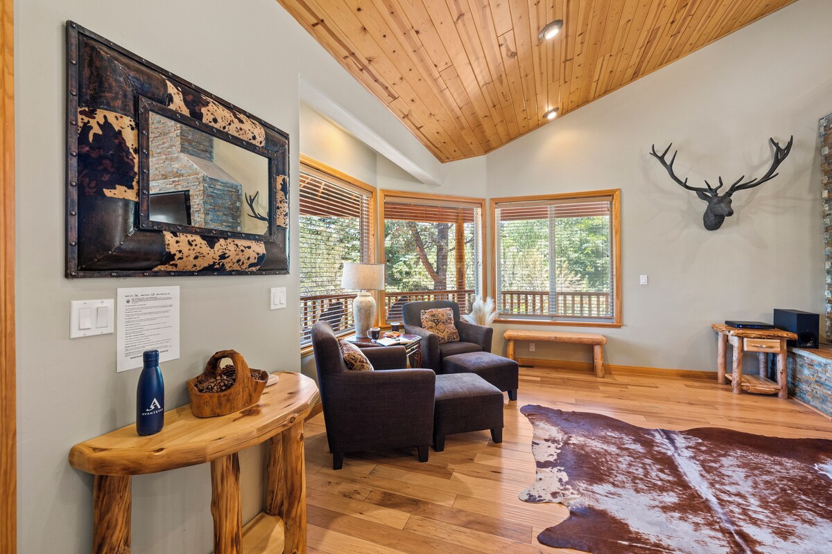 Photo 8 of 2mins to the Lake + Pool Table | Castle Glen Estate Neighborhood | Linaker Lodge