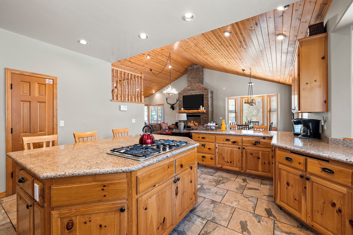 Photo 13 of 2mins to the Lake + Pool Table | Castle Glen Estate Neighborhood | Linaker Lodge