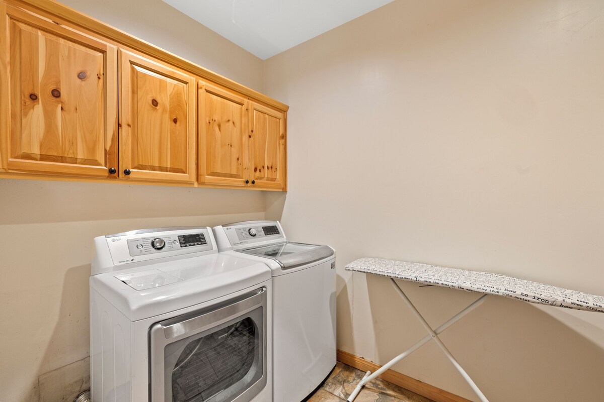 Photo 29 of 2mins to the Lake + Pool Table | Castle Glen Estate Neighborhood | Linaker Lodge