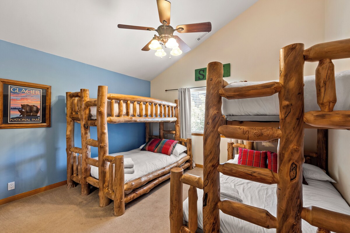 Photo 28 of 2mins to the Lake + Pool Table | Castle Glen Estate Neighborhood | Linaker Lodge