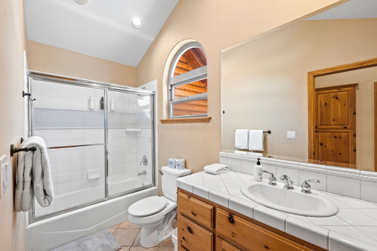 Photo 24 of 2mins to the Lake + Pool Table | Castle Glen Estate Neighborhood | Linaker Lodge