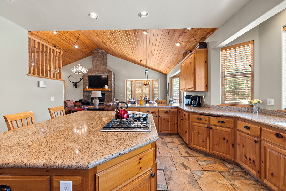 Photo 14 of 2mins to the Lake + Pool Table | Castle Glen Estate Neighborhood | Linaker Lodge