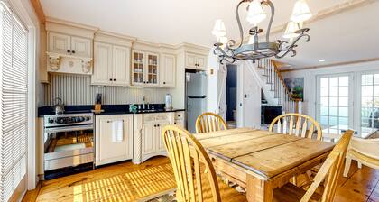 Upscale cottage in the heart of South Cape Cod, walk to beach & marketplace