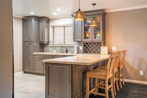 Fridge, oven, stovetop, dishwasher