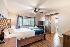7 bedrooms, travel crib, free WiFi, bed sheets