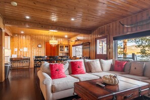 Smart TV, chimenea y oficina 