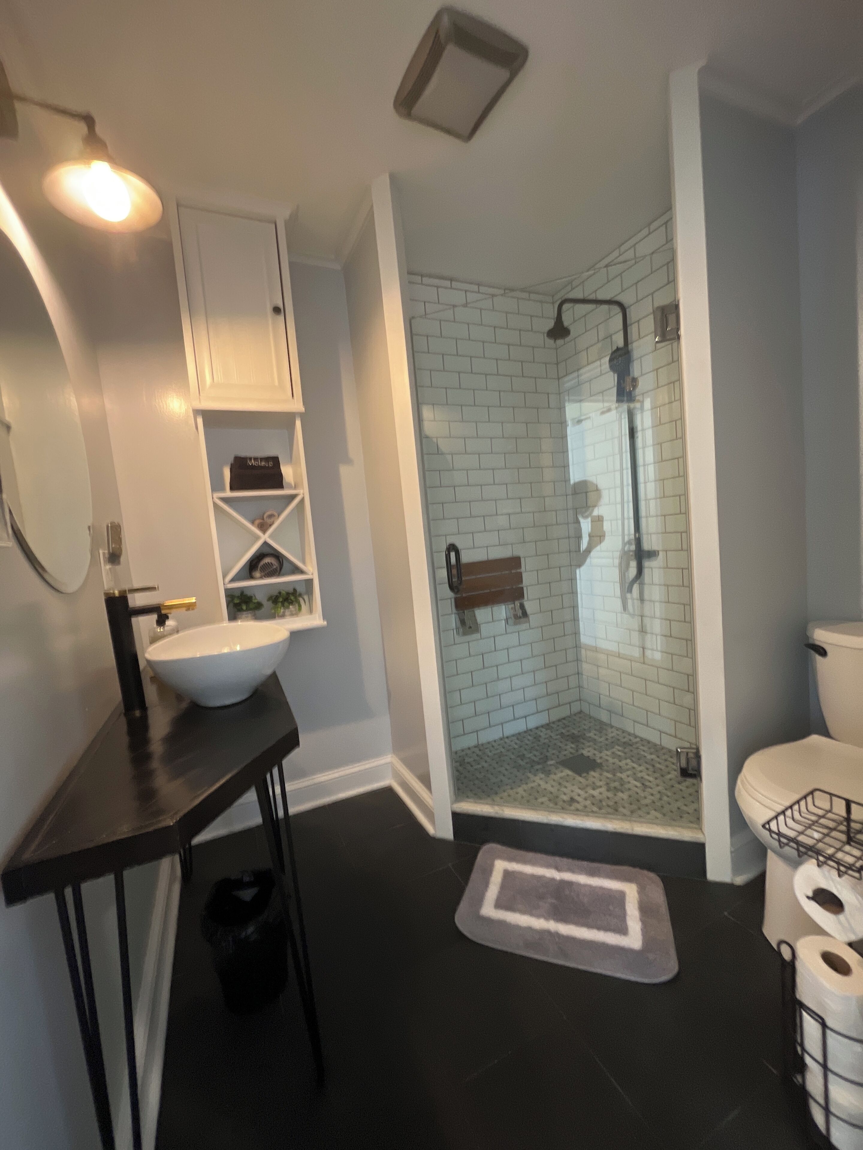 Bruser, hårtørrer, håndklæder, Toiletpapir