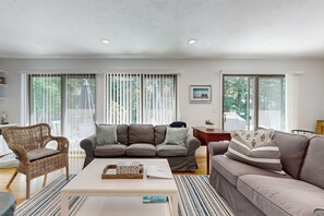 TV, fireplace, DVD player - Stylish dog-friendly home near beaches & Fells Pond with huge deck & fireplace (Mashpee)