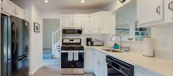 Stylish dog-friendly home near beaches & Fells Pond with huge deck & fireplace