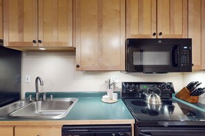 Cookware/dishes/utensils