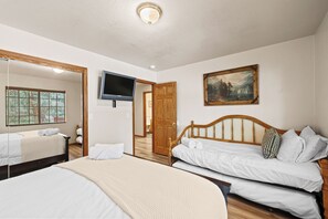 5 habitaciones, tabla de planchar con plancha y cuna de viaje