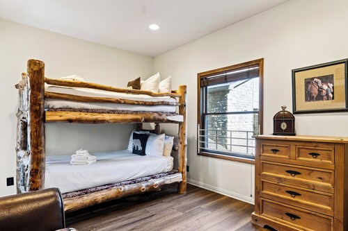 Walk to Lake | 6BR Cabin w/ Game Room, Hot Tub | Big Bear Castle