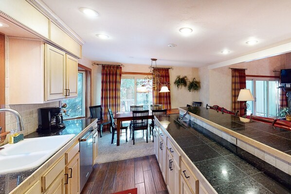 ثلاجة، ميكروويف، فرن، موقد طهي مسطح