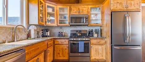 Geladeira, micro-ondas, fogão, cooktop