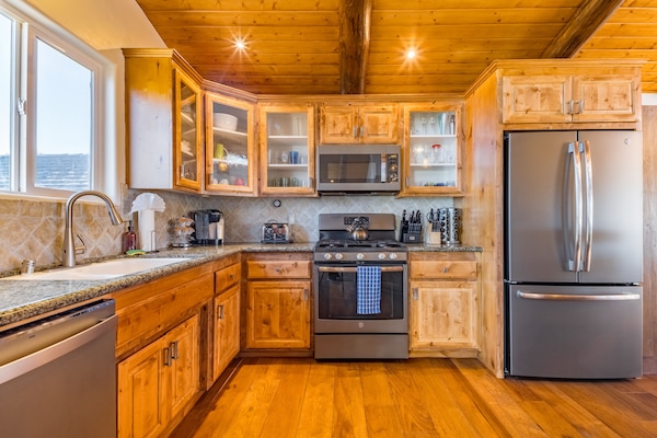 Een koelkast, een magnetron, een oven, een kookplaat