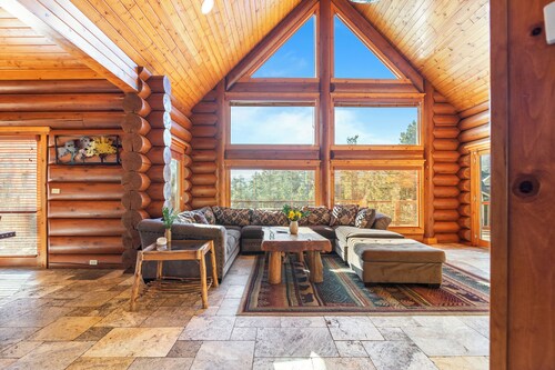 Sleeps 27 | 2 Homes Near the Lake, Hot Tub + Views | Castle Glen Estates