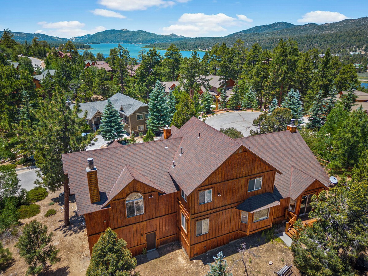 Sleeps 27 | 2 Homes Near the Lake, Hot Tub + Views | Castle Glen Estates
