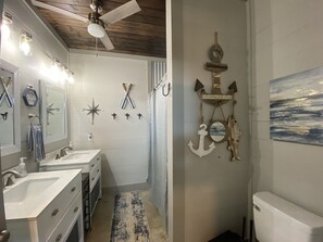 Ensemble douche/baignoire, sèche-cheveux, serviettes fournies