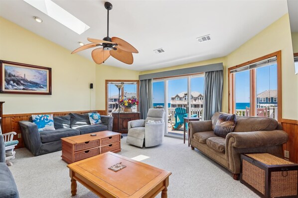 Smart TV, chimenea, futbolito y libros