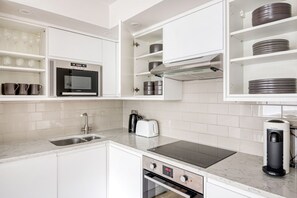 Frigorifero, microonde, forno, piano cottura