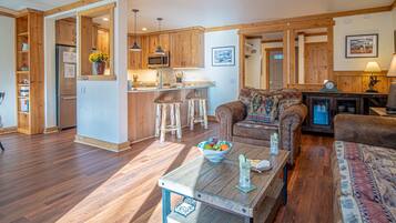 TV, peis og bordtennis