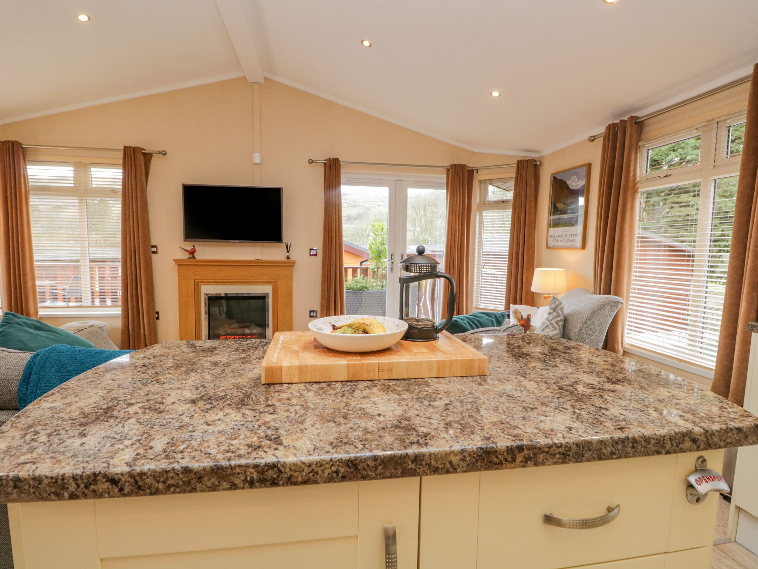 Småhus | Eget kjøkken | Kjøleskap, ovn, oppvaskmaskin og kjøkkenutstyr