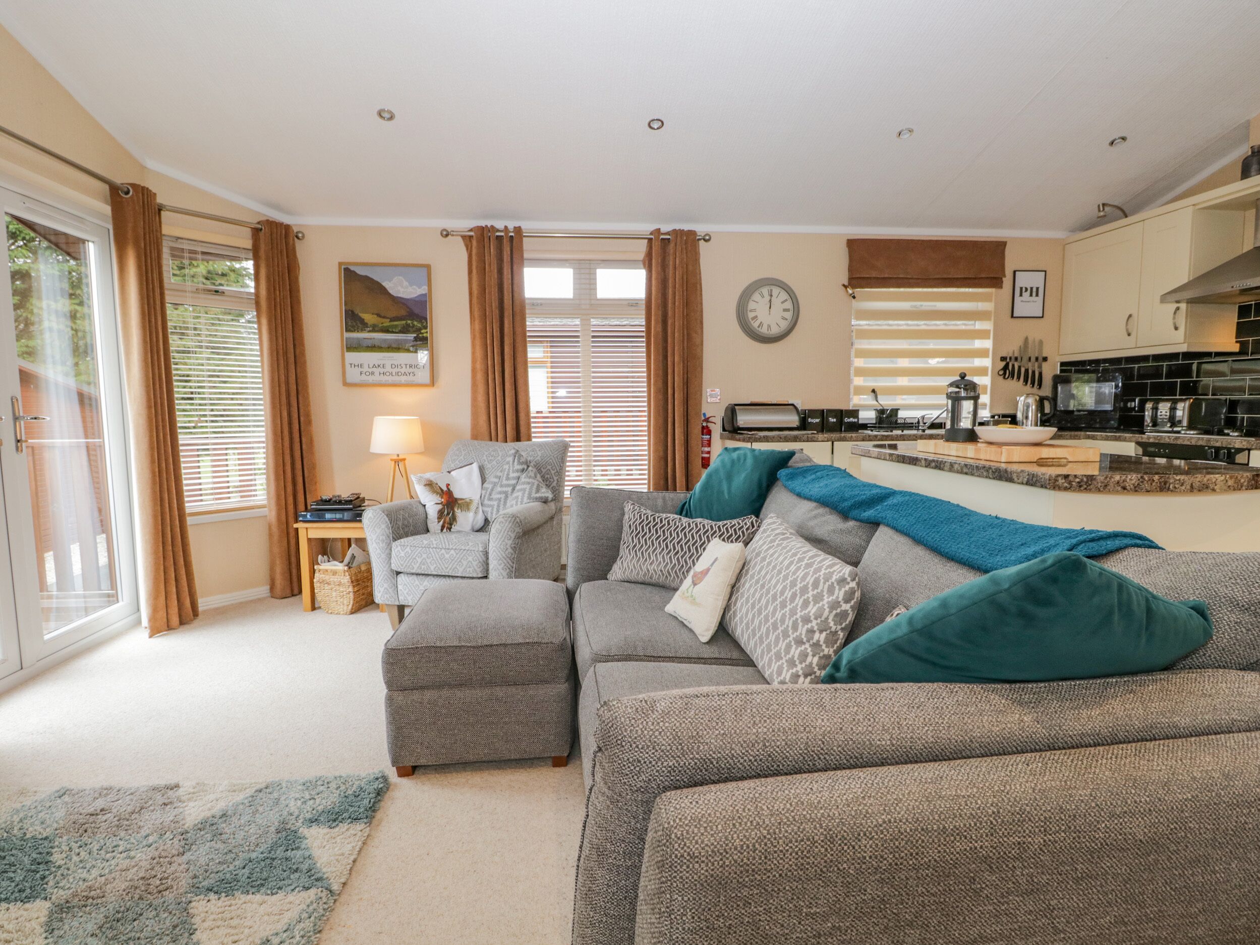 Cottage | Living room | Fireplace, DVD player