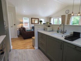 Refrigerador, lavavajillas, utensilios de cocina