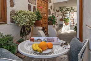 Outdoor dining - GC0250 Holiday home in Santa Lucía town (Santa Lucía de Tirajana)