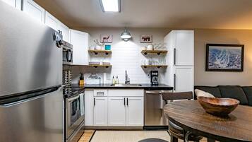 Full-size fridge, microwave, oven, stovetop