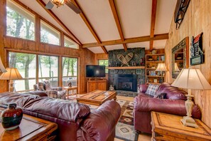 TV, peis, bordtennis og filmbibliotek