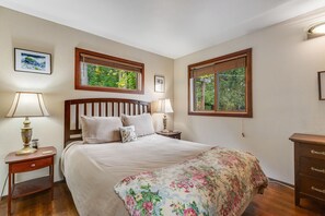 3 bedrooms, iron/ironing board, internet, bed sheets