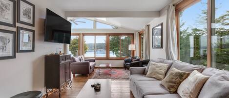 تلفزيون، مدفأة، كُتُب