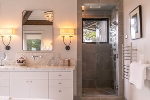 Bathtub, free toiletries, hair dryer, towels - Outside Inn at The Lodges at Eagles Nest (Banner Elk)