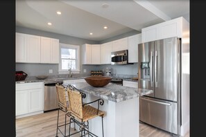 Fridge, microwave, oven, stovetop - Water View Beach Home (Portland)