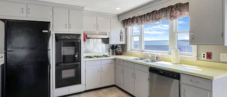 ثلاجة، ميكروويف، فرن، موقد طهي مسطح