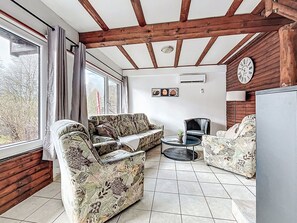 TV, fireplace - Lovely apartment in villa for 6 people with A/C, WIFI, TV, terrace and pets allowed (Bad Wildungen)