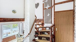 A staircase with wooden steps and a white wall. - Lovely apartment in villa for 6 guests with A/C, WIFI, TV, terrace and pets allowed (Bad Wildungen)