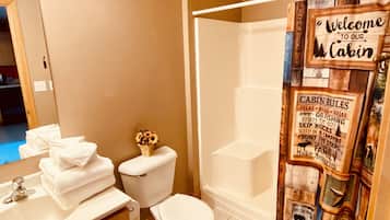 Duschwanne, Handtücher, Shampoo, Toilettenpapier