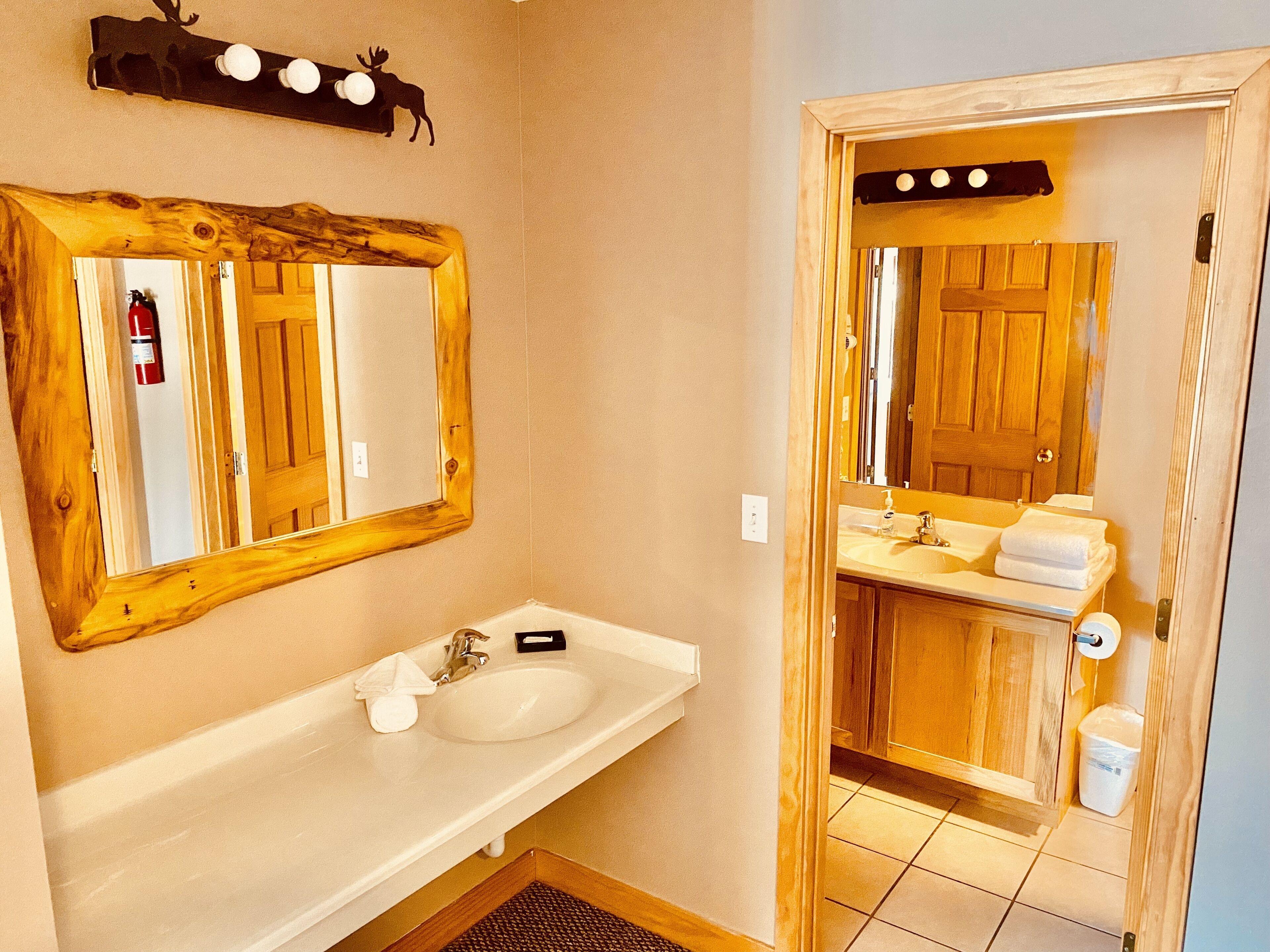 Combined shower/tub, towels, shampoo, toilet paper