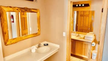 Combined shower/tub, towels, shampoo, toilet paper