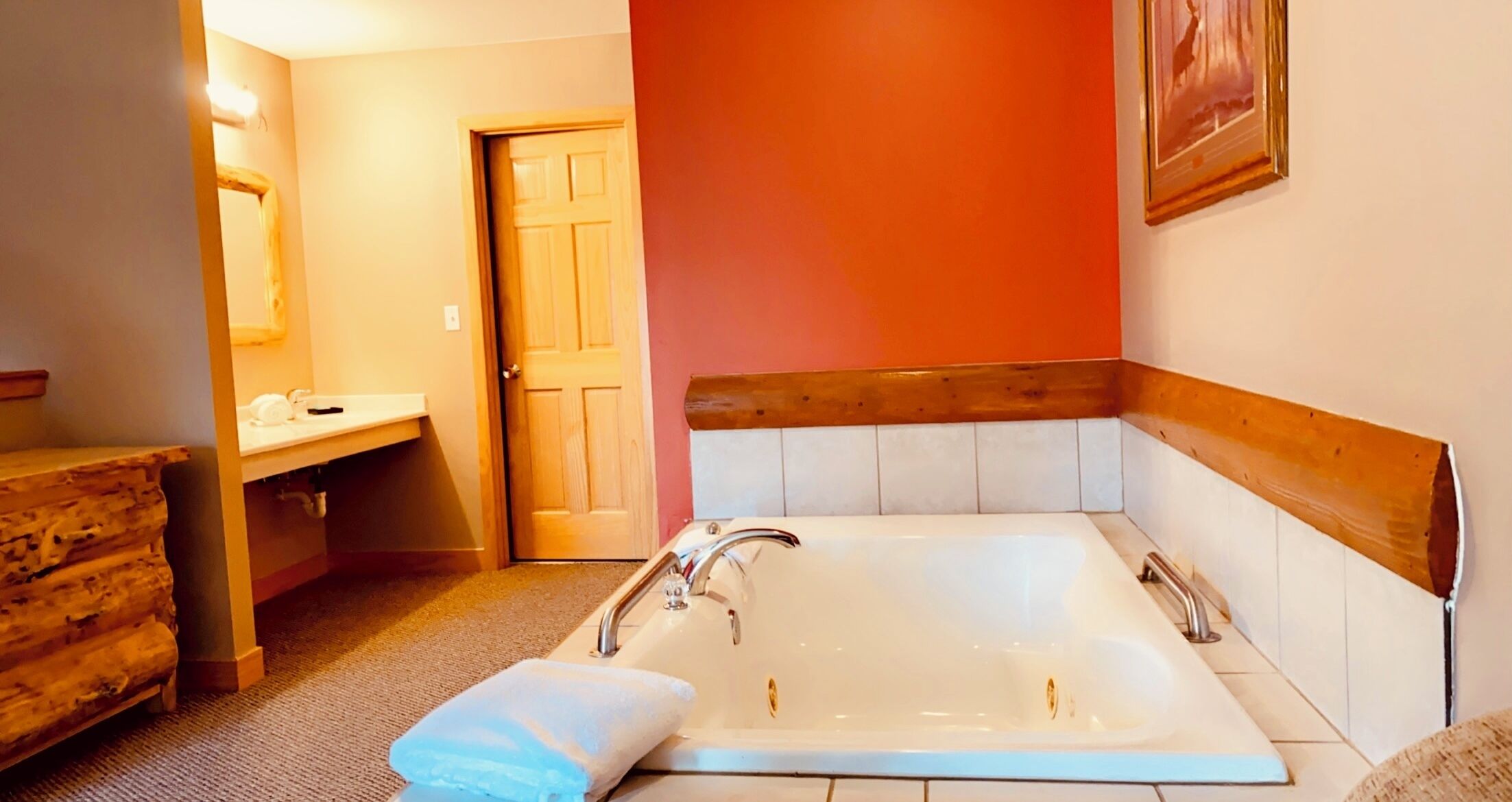 Bañera con ducha, toallas, shampoo, papel higiénico