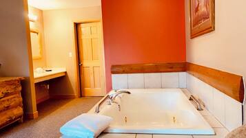 Kombination af bruser/badekar, håndklæder, Shampoo, Toiletpapir