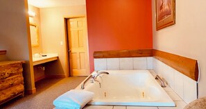 Combined shower/tub, towels, shampoo, toilet paper