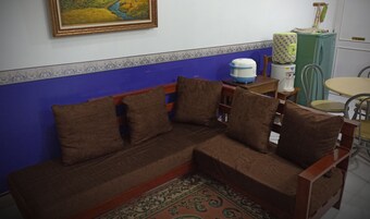 别墅, 2 间卧室 | 起居区 | 24-英寸LED 电视 （配备数码频道）、电视