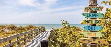 Nær stranden, solsenger og strandhåndklær