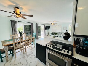 Kjøleskap, mikrobølgeovn, ovn og kokeplater